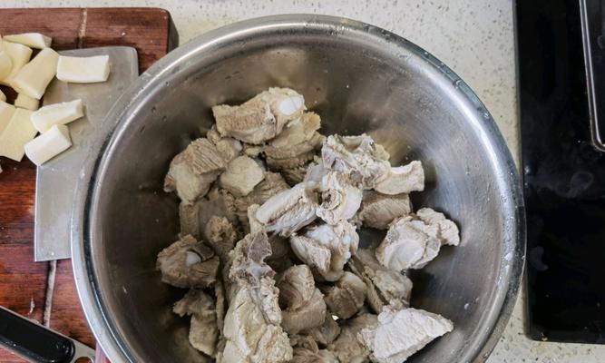 砂锅排骨营养汤——一道暖身又补身的美味佳肴（让你学会制作一碗传统美味的砂锅排骨营养汤）