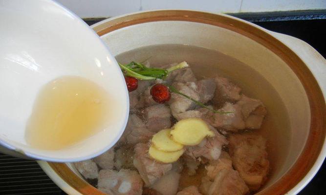 砂锅排骨营养汤——一道暖身又补身的美味佳肴（让你学会制作一碗传统美味的砂锅排骨营养汤）