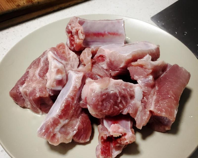暖胃美味，砂锅排骨的做法分享（在家也能轻松煮出香喷喷的美食）