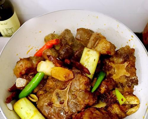 砂锅牛尾，口感香醇的滋补佳品（教你制作滋补砂锅牛尾）