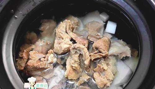 品尝美味砂锅牛肉汤的制作方法（口感鲜美的砂锅牛肉汤）