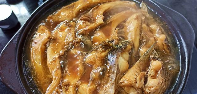 砂锅焖鱼块的制作方法（一步步教你制作口感鲜美的砂锅焖鱼块）