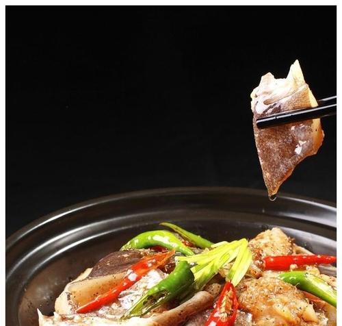砂锅焖鱼的制作技巧（让你在家也能做出正宗的砂锅焖鱼美食）