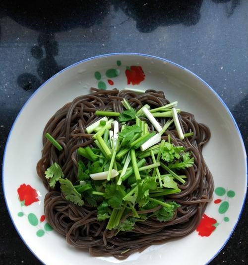 砂锅蕨根粉的制作方法（健康美味的家常美食）