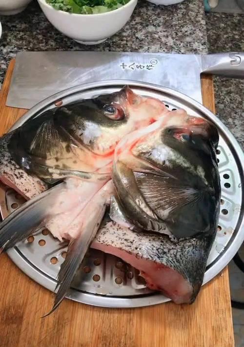 砂锅椒香焗鱼头——美味的鱼头料理（一次性掌握制作技巧）