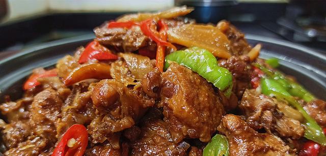 美味家常砂锅酱烧鸭（香气四溢）