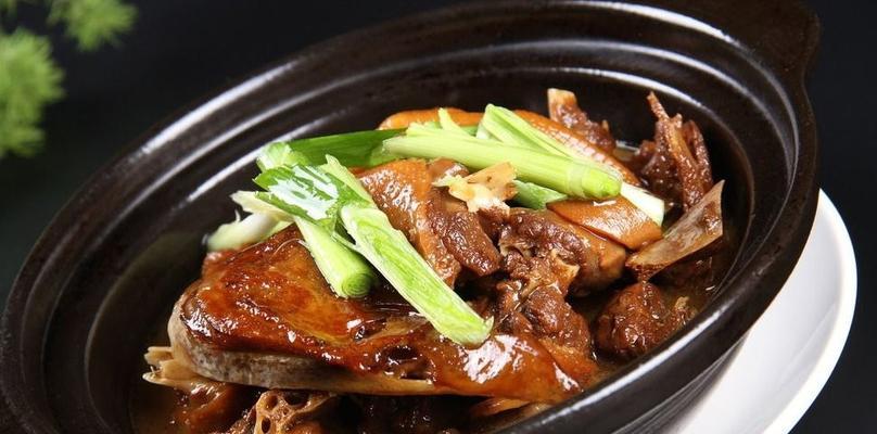 如何烹制美味的砂锅姜母鸭（掌握关键步骤）
