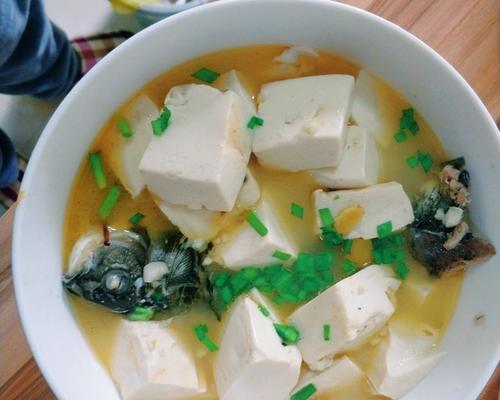 砂锅鲫鱼豆腐的做法（传统美食）