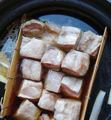 砂锅红烧肉炖酸菜，口感鲜美好滋味（家常美食）