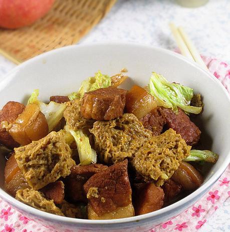 砂锅红烧肉炖酸菜，口感鲜美好滋味（家常美食）