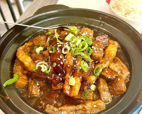 砂锅红烧肉炖豆腐，香味四溢（传统美食烹饪技巧）