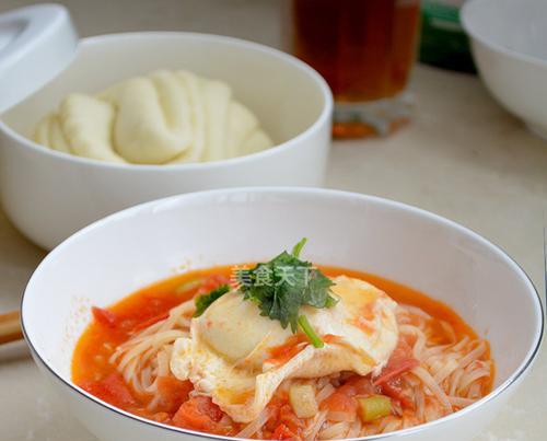 砂锅海鲜鸡蛋面，一碗浓郁的家常味（自家做砂锅海鲜鸡蛋面）