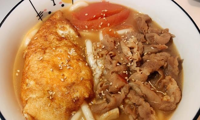 家庭美食风味，砂锅肥牛土豆粉（香醇美味、口感丰富）