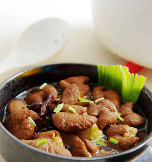 用砂锅烹制美味的肥肠（探索肥肠烹制的独特之道）