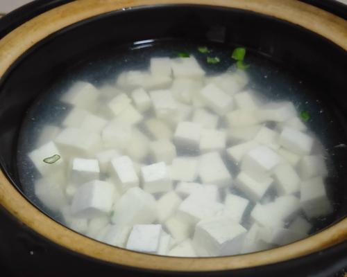 砂锅炖鱼丸，美味的家常味道（家庭中常见的做法和技巧）
