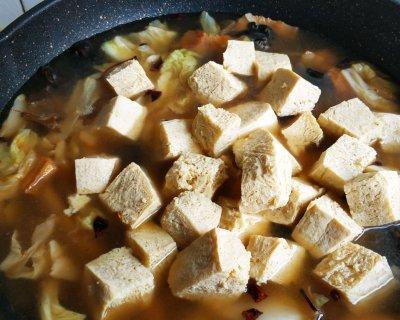 砂锅炖五花肉冻豆腐娃娃菜的做法（家庭料理）
