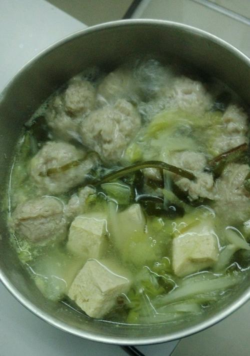 砂锅冻豆腐炖白菜，营养美味又养生（如何用砂锅将豆腐和白菜做成美味佳肴）