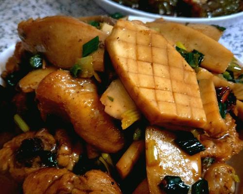 砂锅煲鸡腿蘑菇，暖胃过冬（用砂锅烹饪）