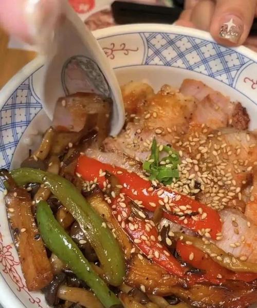 学会制作日式猪肉丼的秘诀（从选肉到烹饪）