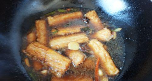 轻松学会日式照烧鱼煎豆的做法（以照烧酱提味）