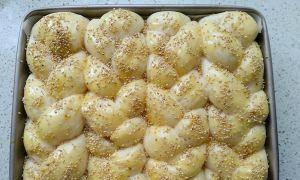 日式香浓炼乳面包制作全攻略（家庭自制轻松做出口感细腻）