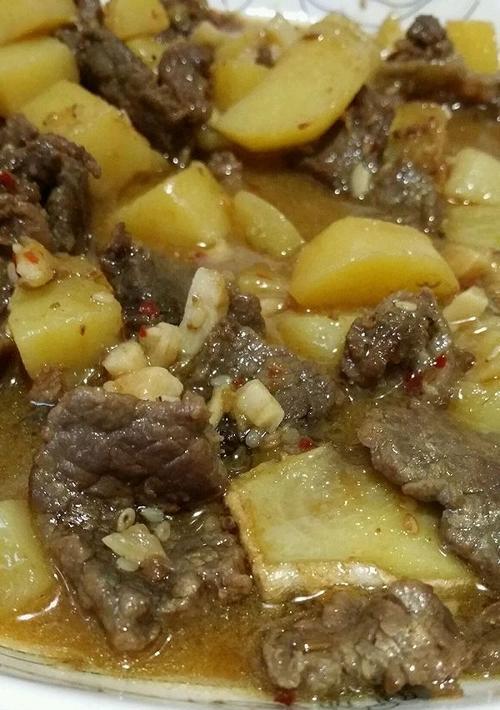 用日式口味烹制美味土豆炖牛肉（传承经典）