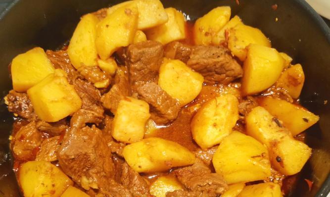 用日式口味烹制美味土豆炖牛肉（传承经典）