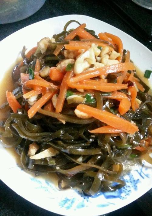 清爽夏日，日式凉拌海带根让你秒变美味达人（清爽可口的日式凉拌海带根）