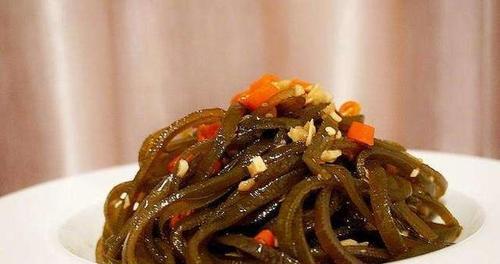 清爽夏日，日式凉拌海带根让你秒变美味达人（清爽可口的日式凉拌海带根）