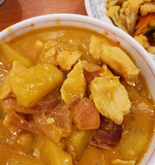 日式咖喱汁的制作方法与口感品鉴（用料讲究的日式咖喱汁）