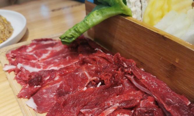 享受日式美食的独特魅力——牛肉沙拉火锅的制作方法（从原材料到烹制技巧）