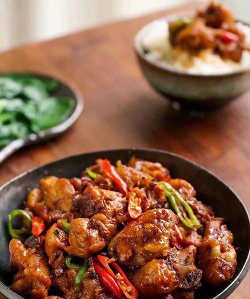 日式红烧鸡——鲜香美味的传统佳肴（掌握红烧鸡的诀窍）