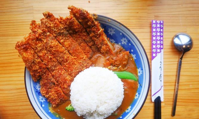 日式黑椒猪排的制作方法（用黑椒烹制美味香嫩的日式猪排）
