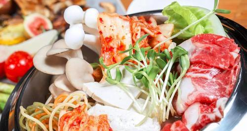《融合东西方美食，烹制日式海鲜蔬菜锅加泰式冬阴功》（传统与现代的完美结合）