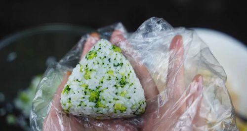 轻松学做日式海苔金枪鱼饭团（简单实用）