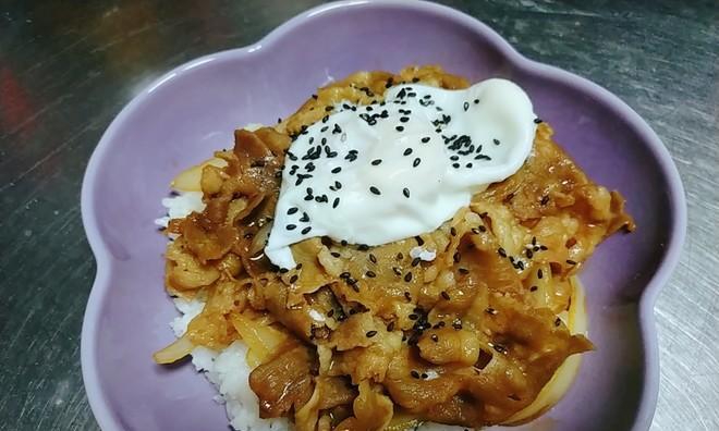 日式肥牛饭的制作方法（美味可口的日本料理）