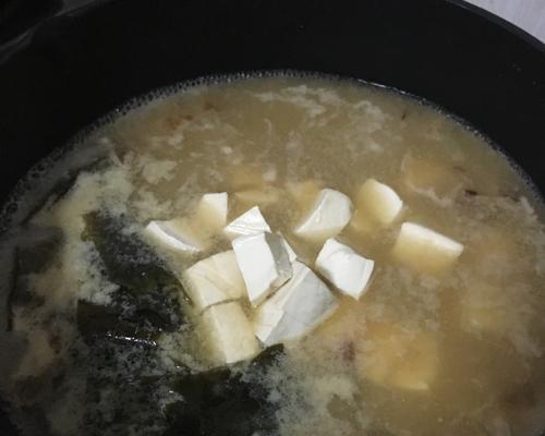 用味增汤打造日本风味，做出美味佳肴（掌握味增汤的制作技巧）