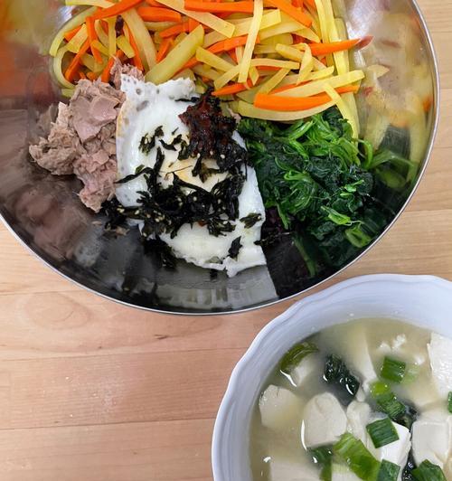 用味增汤打造日本风味，做出美味佳肴（掌握味增汤的制作技巧）