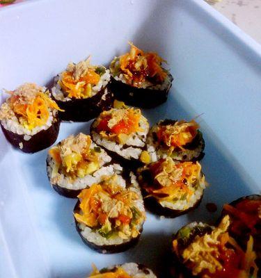 如何制作美味的日本寿司（学习寿司制作步骤）