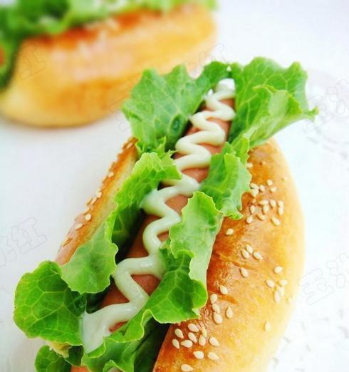 热狗面包的制作方法（如何轻松自制美味热狗面包）