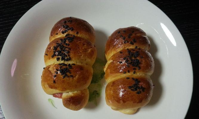 热狗肠面包的制作方法与技巧（打造鲜美可口的美食盛宴）