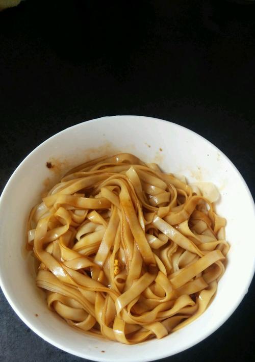 用热拌面创造美味佳肴（探秘热拌面的烹饪技巧）