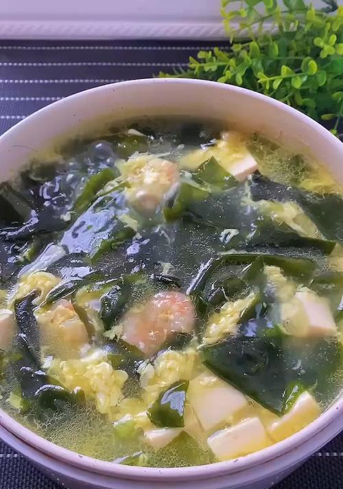 学会这道裙带菜肉丝汤，轻松做出暖胃美味（用瘦肉和新鲜裙带菜制作的汤）