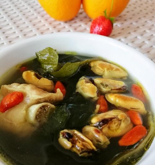 学会这道裙带菜肉丝汤，轻松做出暖胃美味（用瘦肉和新鲜裙带菜制作的汤）