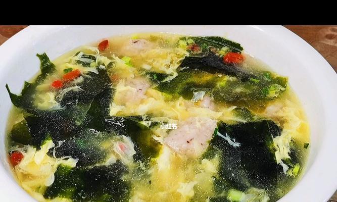 学会这道裙带菜肉丝汤，轻松做出暖胃美味（用瘦肉和新鲜裙带菜制作的汤）