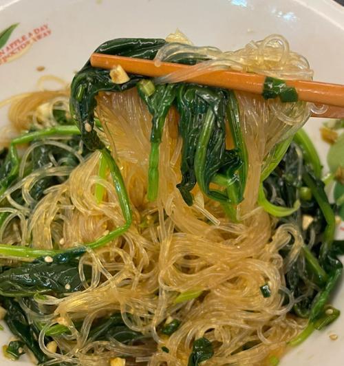 裙边拌粉丝菠菜——美味健康的家常小菜（裙边拌粉丝菠菜的做法）