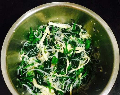 裙边拌粉丝菠菜——美味健康的家常小菜（裙边拌粉丝菠菜的做法）