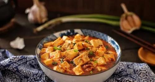 鹊桥豆腐的制作方法与烹饪技巧（打造柔软细腻）