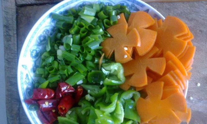 手把手教你制作雀舌面，惊艳你的味蕾（手把手教你制作雀舌面）