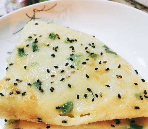 圈圈鸡蛋饼的制作方法（用简单步骤制作美味早餐）